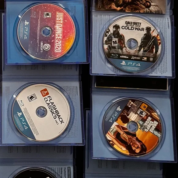 Sony PS4 console, 2 controllers & 10 games - Picture 2 of 5